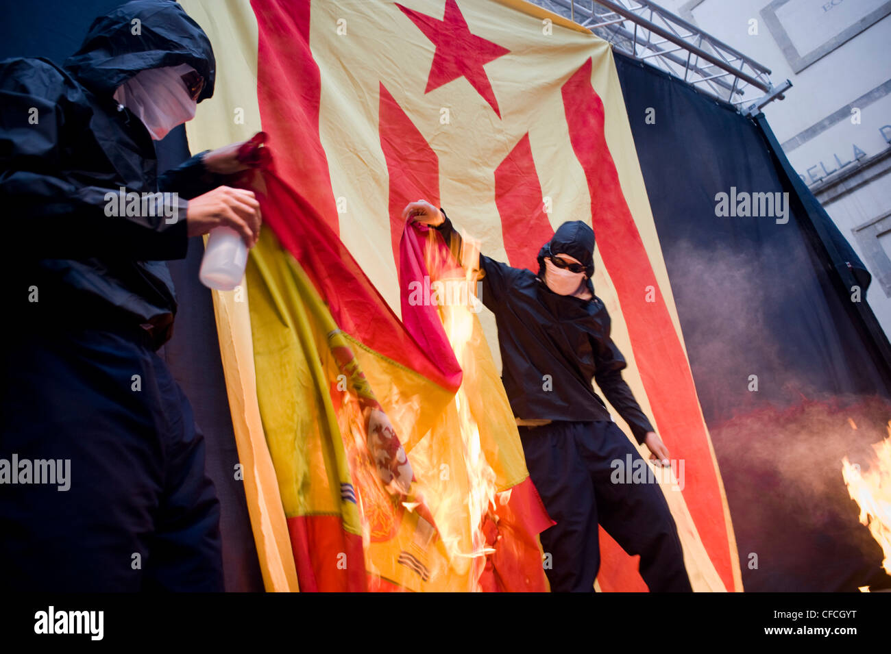 Il catalano separatisti bruciare una bandiera spagnola durante le celebrazioni della Giornata Nazionale di Catalogna a Barcellona, giorno dell'indipendenza. Foto Stock