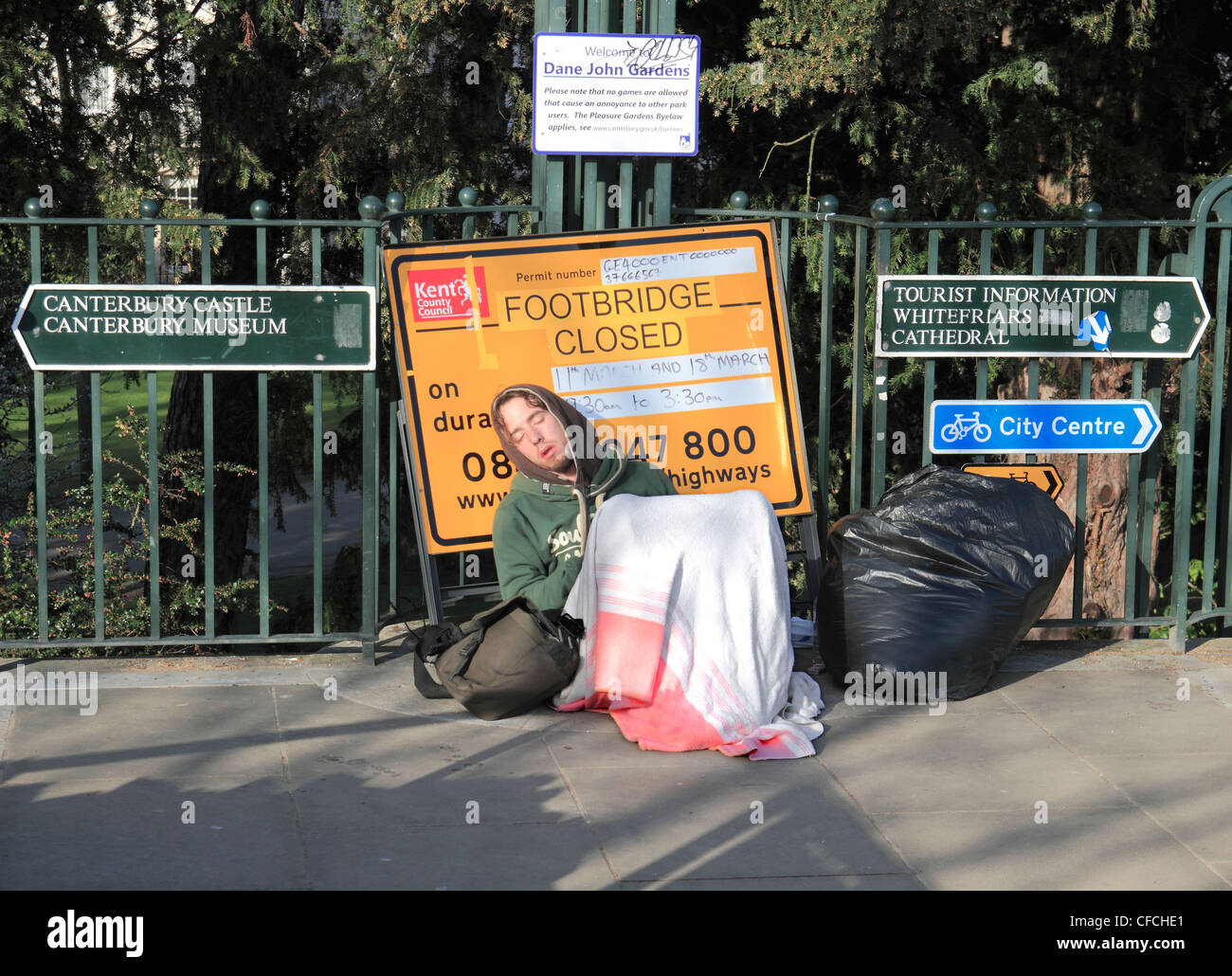 Senzatetto gioventù addormentato sulla parete della città Canterbury REGNO UNITO Foto Stock