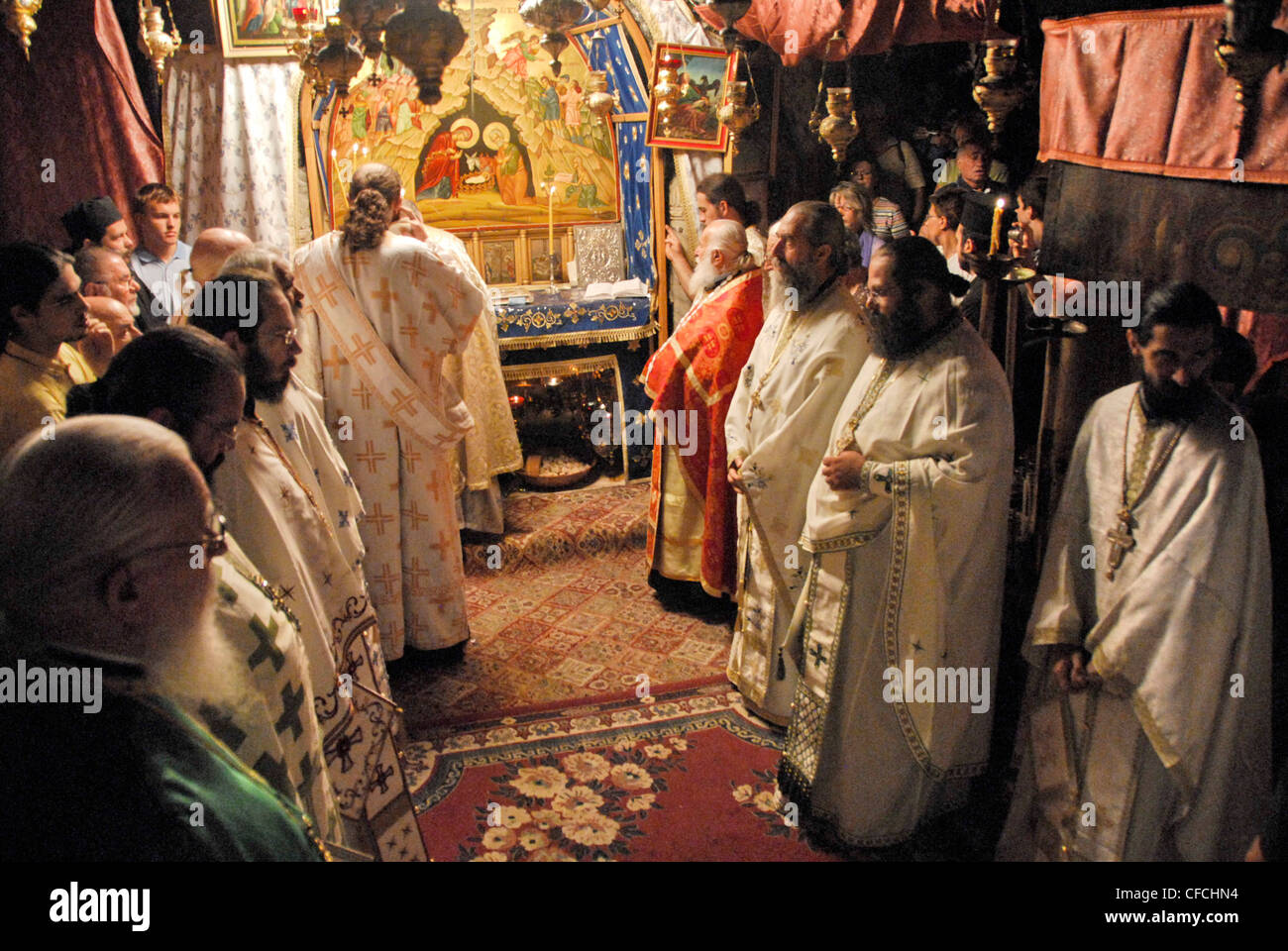 Arabo Liturgia ortodossa essendo servita nella grotta di Gesù il Natale di Cristo nella Chiesa della Natività di Betlemme, Israele Foto Stock