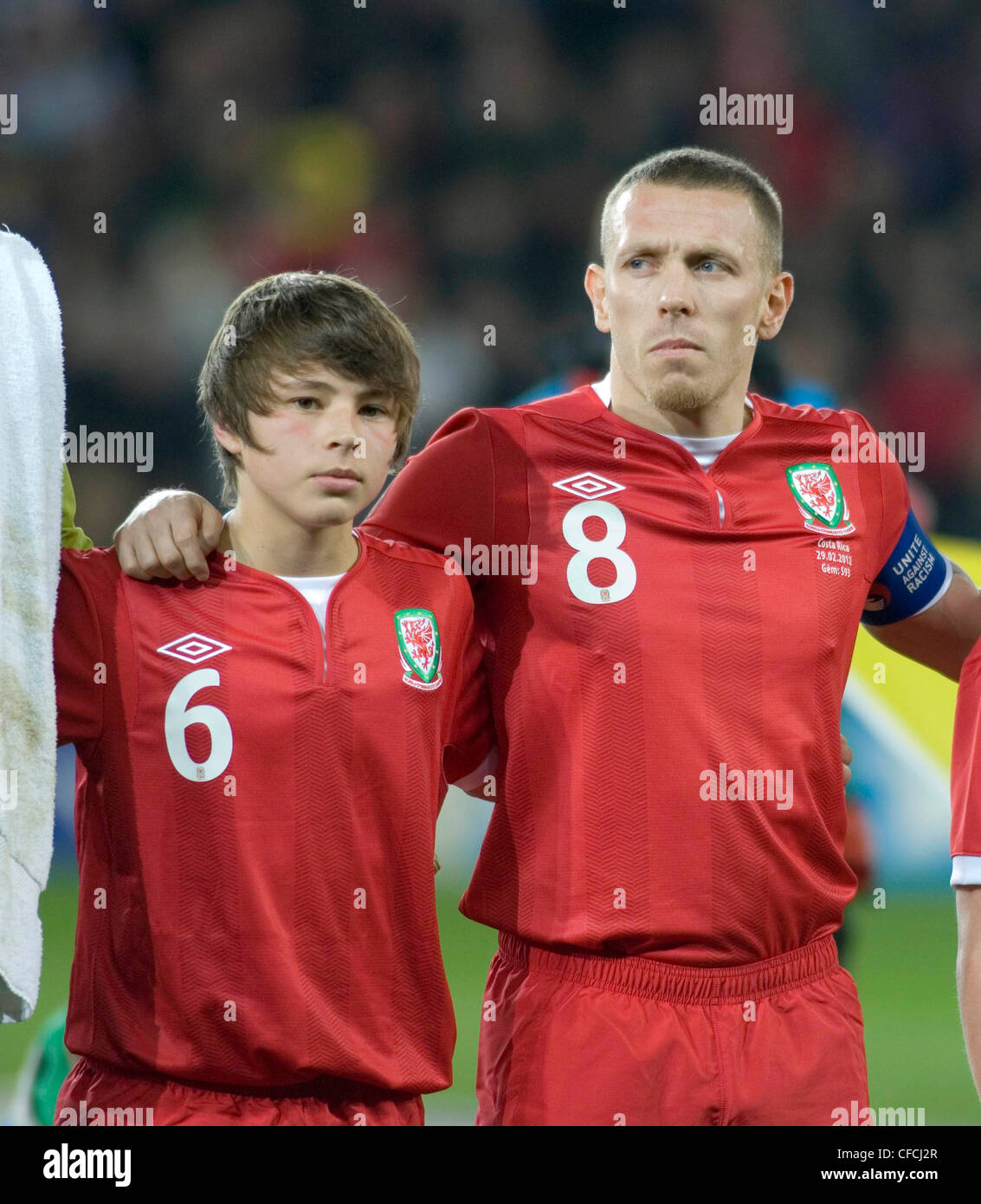 Edward velocità - figlio dell'ex responsabile del Galles Gary Speed nella foto con il Galles calcio capitano Craig Bellamy. Foto Stock Edward velocità - figlio dell'ex responsabile del Galles Gary Speed nella foto con il Galles calcio capitano Craig Bellamy. Foto Stock