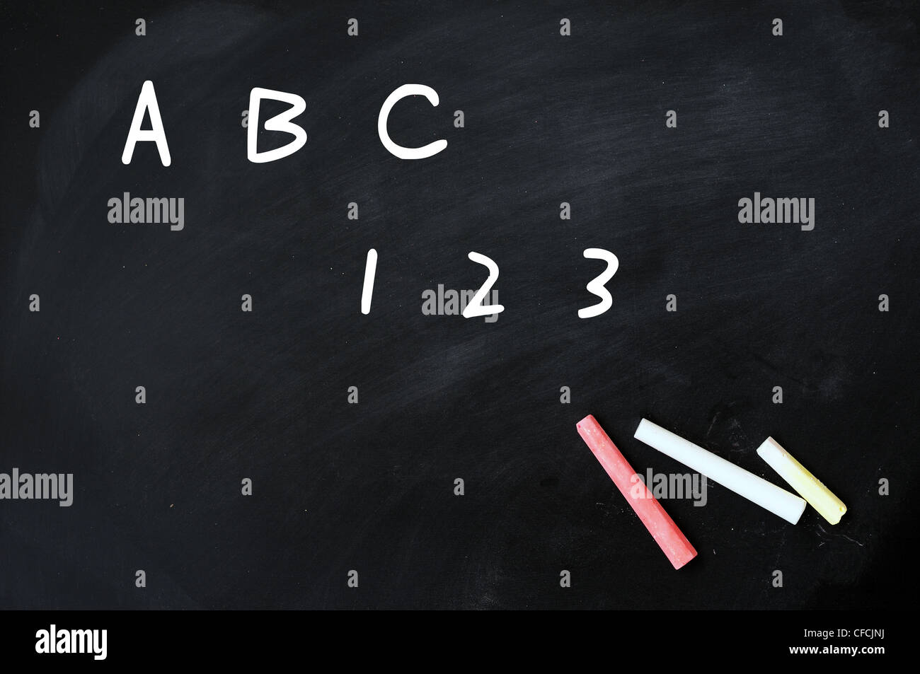 Chalk-scrittura di ABC e 123 su una lavagna con gesso Foto Stock