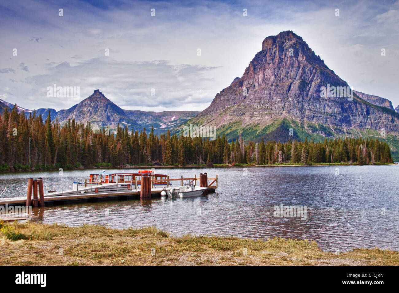Immagine hdr di due Medicine Lake e dock con Sinopah montagna - nel Parco Nazionale di Glacier nel Montana. Foto Stock