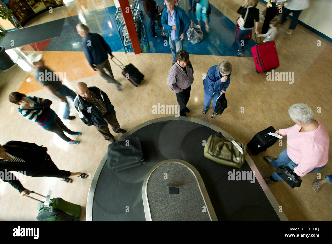 I passeggeri che arrivano dall'aeroporto di Comox YQQ attendono Foto Stock