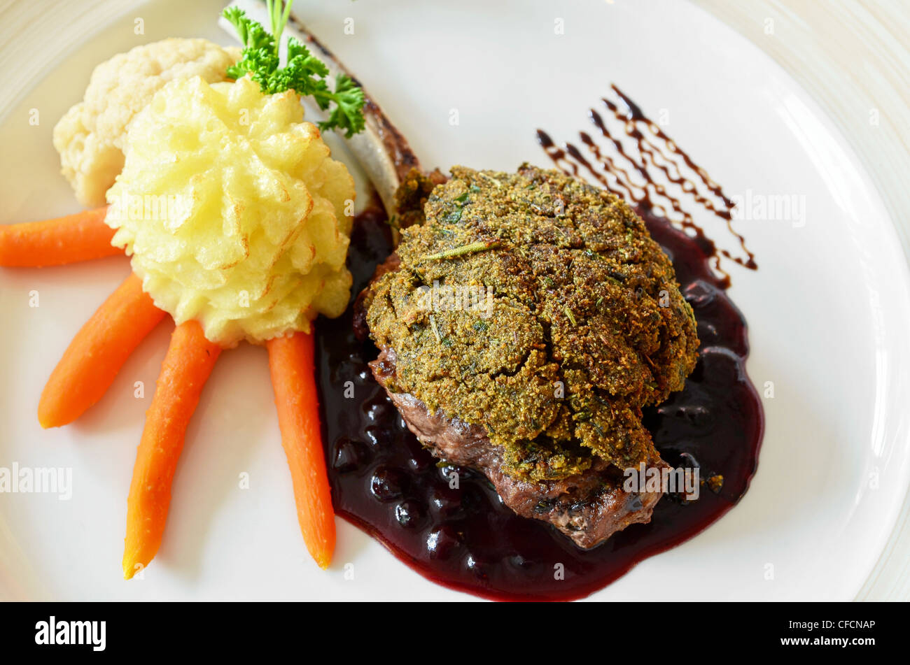 La carne di cervo con whortleberry sause, erbe e vegetales Foto Stock