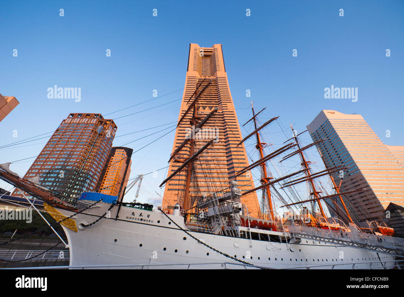 Giappone, Tokyo, Yokohama Landmark Tower Building e Nippon Maru Addestramento alla vela di nave Foto Stock