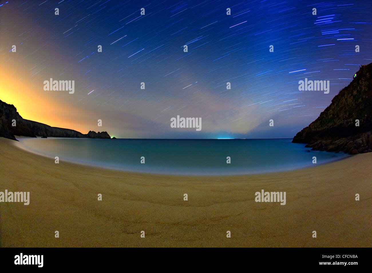 Porthcurno; di notte; tracce stellari nel cielo; Cornovaglia; Regno Unito; una lunga esposizione Foto Stock