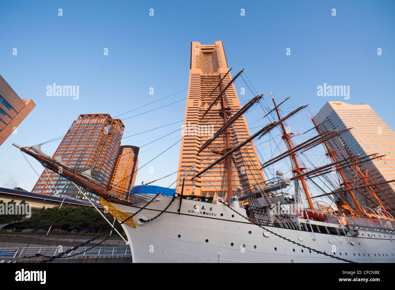 Giappone, Tokyo, Yokohama Landmark Tower Building e Nippon Maru Addestramento alla vela di nave Foto Stock
