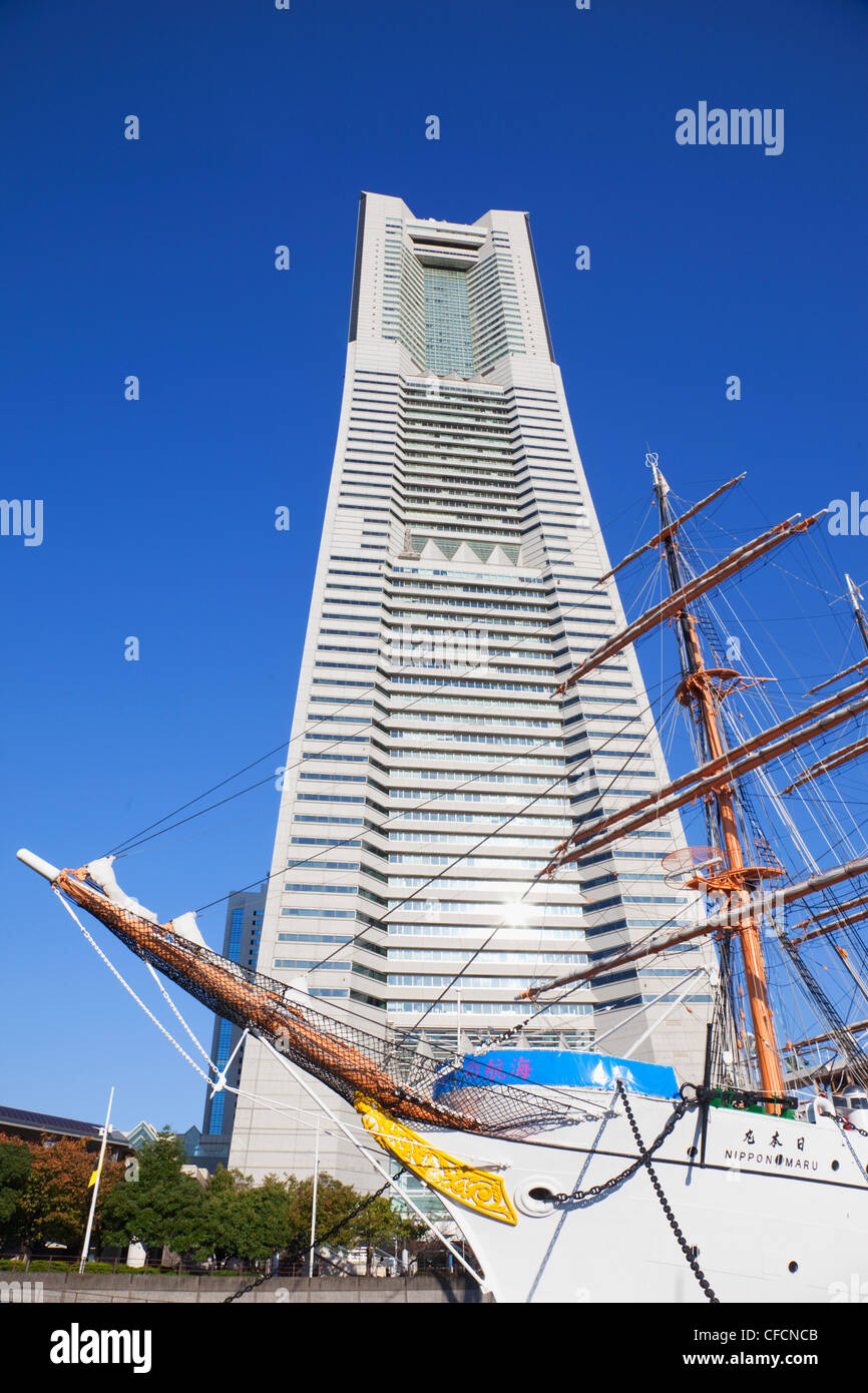 Giappone, Tokyo, Yokohama Landmark Tower Building e Nippon Maru Addestramento alla vela di nave Foto Stock