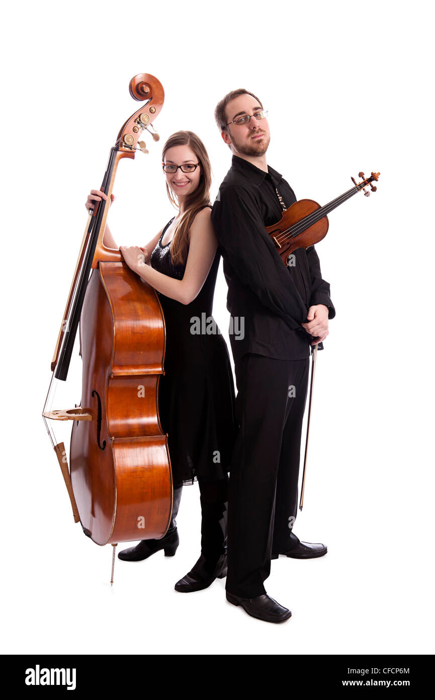 Maschio e femmina di musicista con violino e basso backagainst permanente di ciascun altro Foto Stock