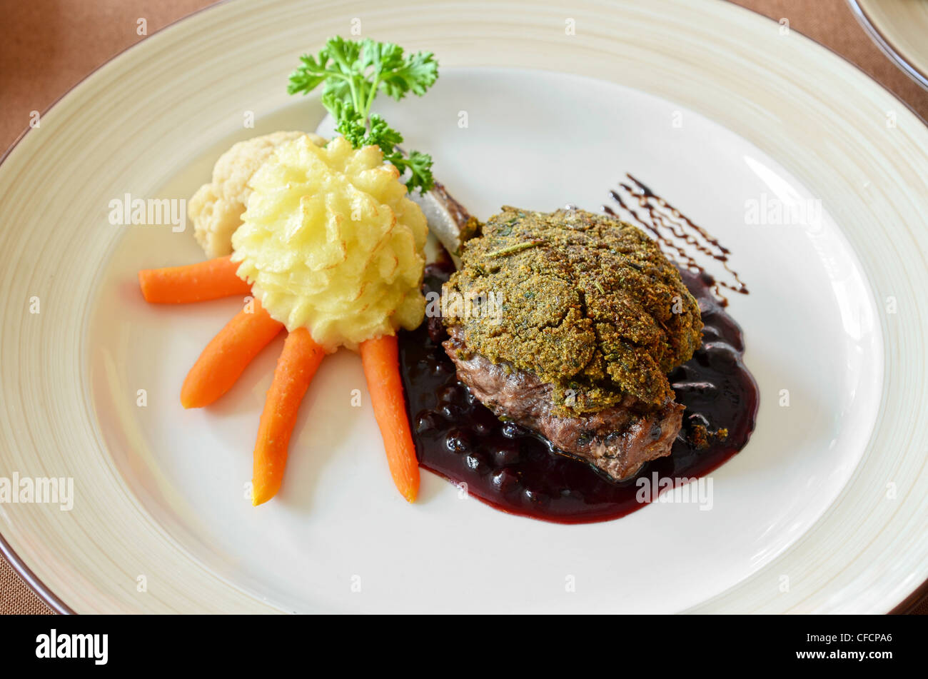 La carne di cervo con whortleberry sause, erbe e vegetales Foto Stock