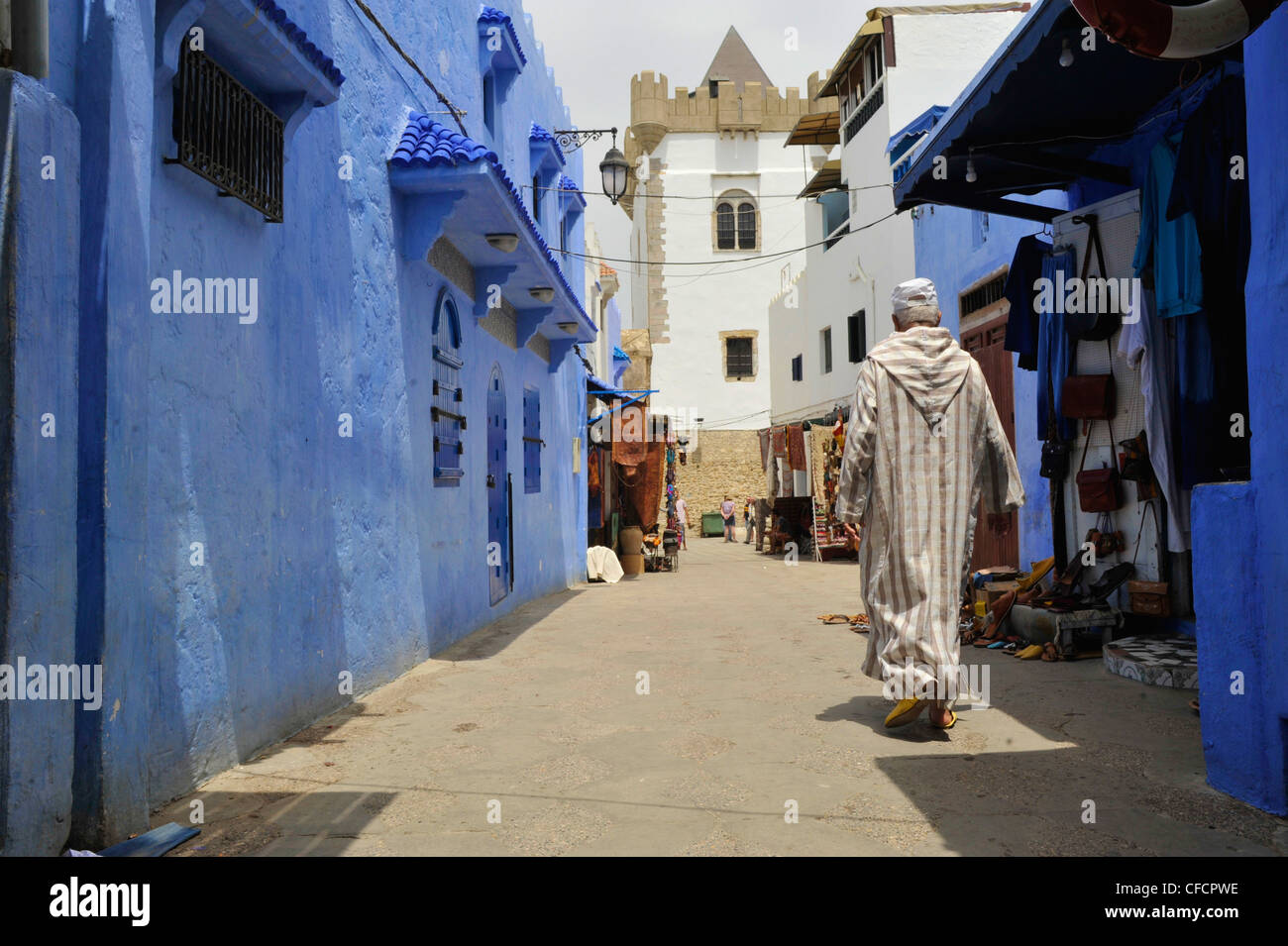 Uomo in abito tradizionale nella città vecchia di Asilah, Costa Atlantica, Marocco, Africa Foto Stock