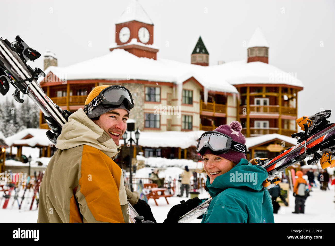 Coppia giovane godere giorno di sci a Kimberley Alpine Resort, British Columbia, Canada. (Modello release #'s 07120, 07121) Foto Stock