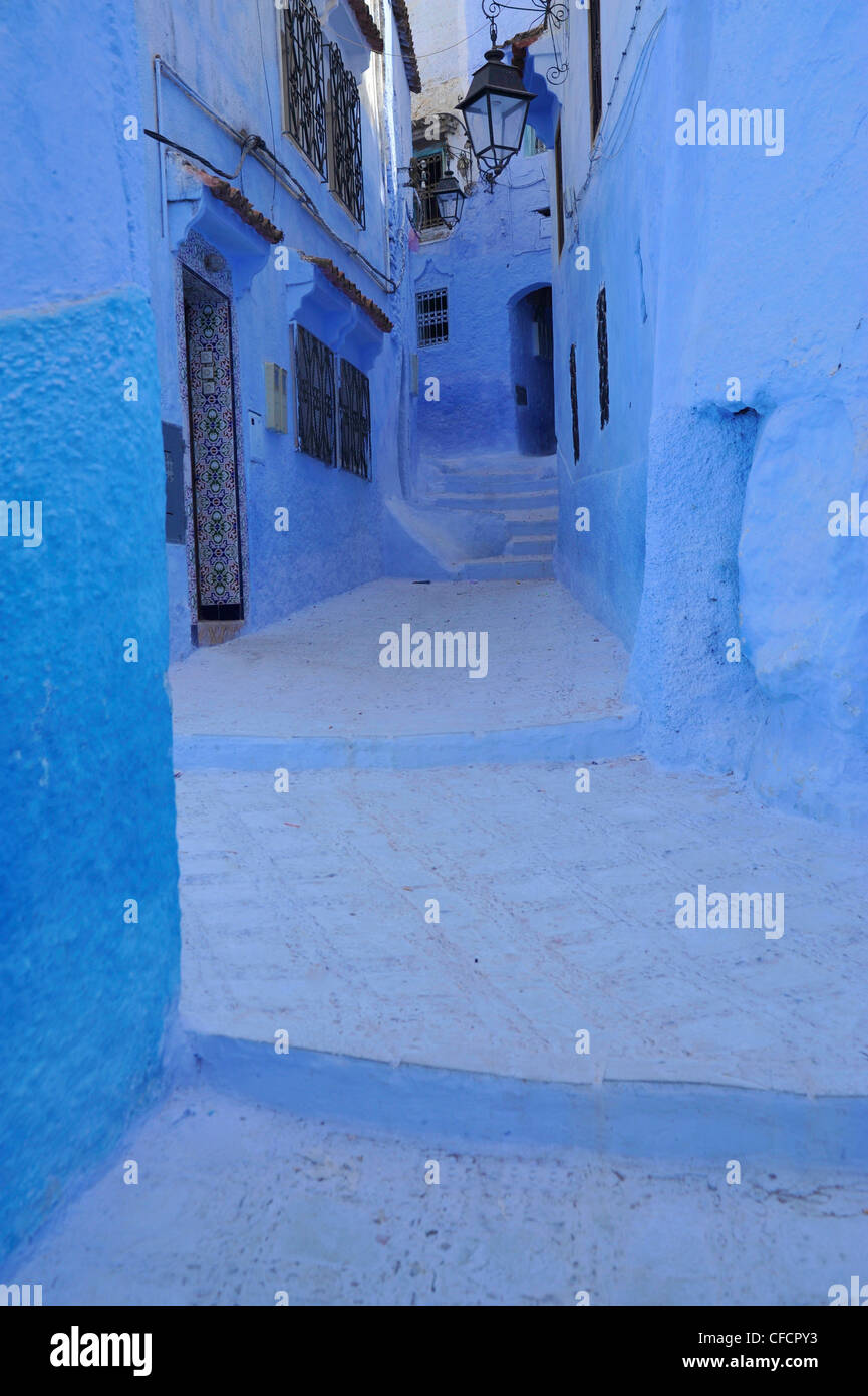 Pareti blu e porte in uno stretto vicolo a Chefchaouen, Riff montagne, Marocco, Africa Foto Stock