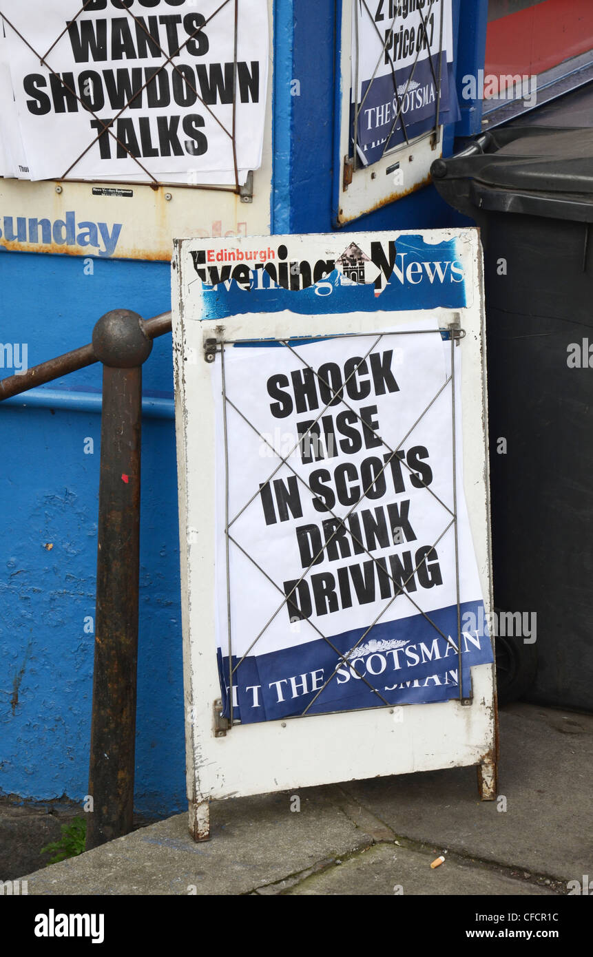 Tabellone di giornale storia sull'urto luogo in scozzese bere Driver. Foto Stock