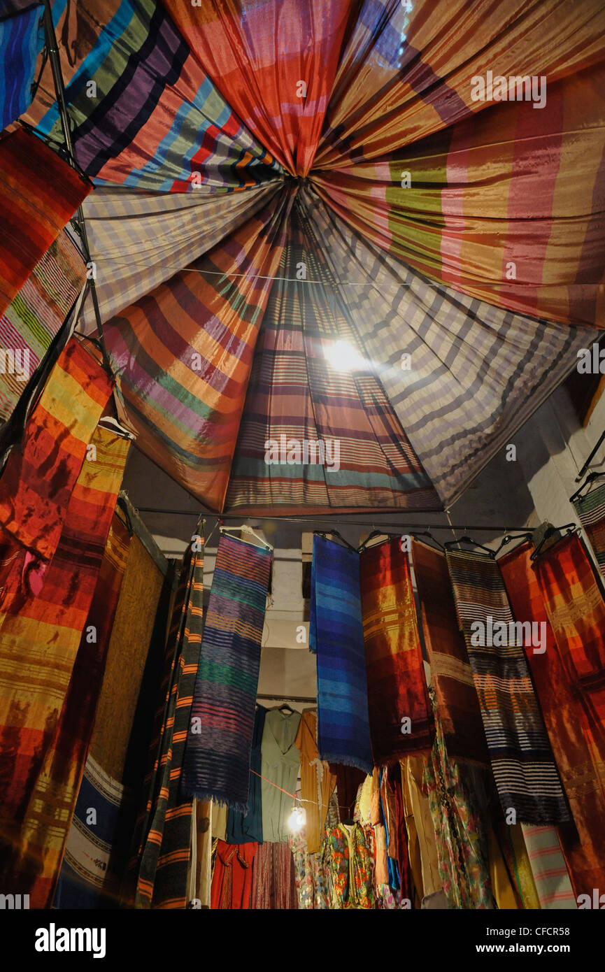 Negozio di vendita con panni colorati nella città vecchia medina, souk, Fes, Marocco, Africa Foto Stock