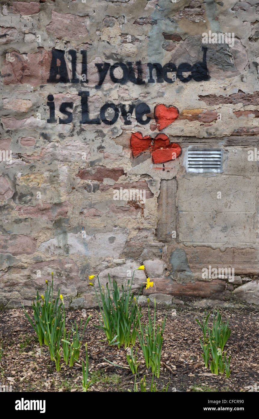 "Tutto ciò di cui hai bisogno è l'amore" graffiti su un muro di Edimburgo e il titolo di una canzone dei Beatles. Foto Stock