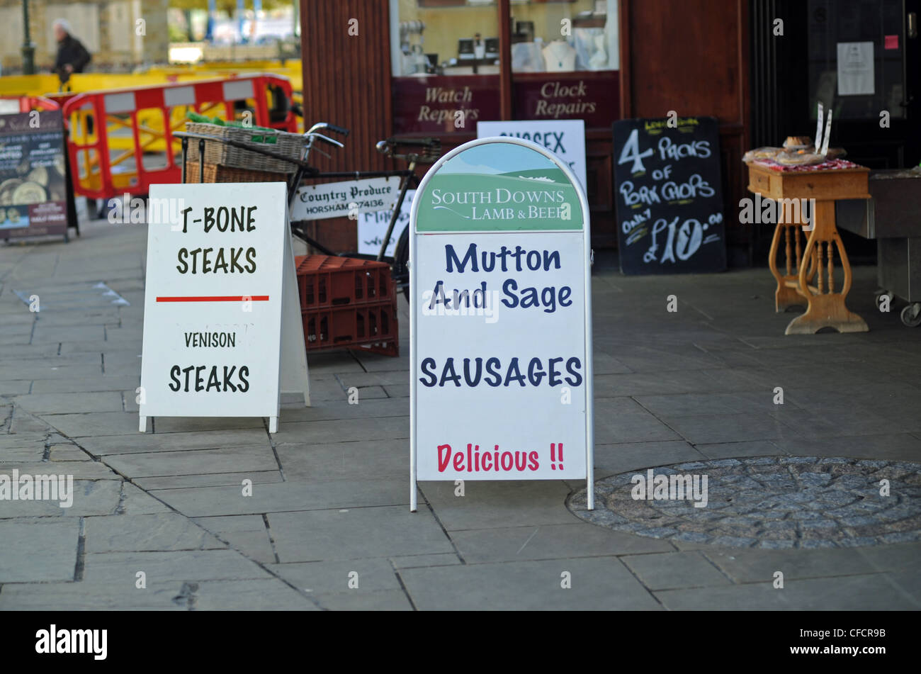 Macellerie tradizionali Pubblicità shop un-boards a Horsham West Sussex Regno Unito Foto Stock