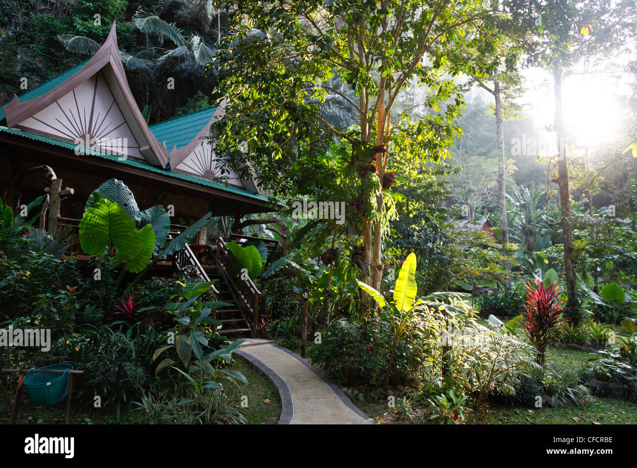 Bungalows in la giungla, holiday complex Aonang Cliff View Resort, Krabi, Thailandia, Asia Foto Stock