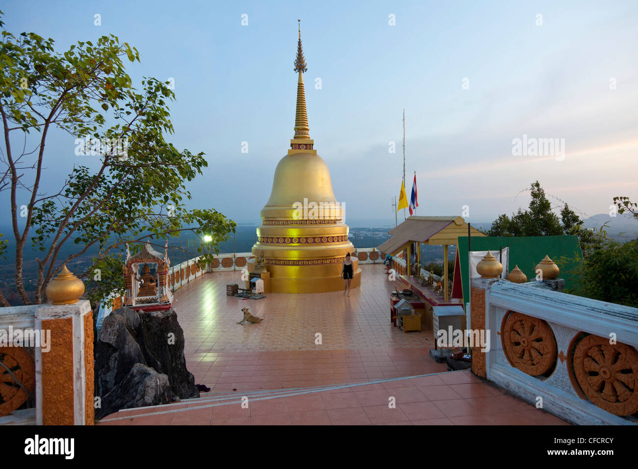 Piccola pagoda dorata sulla sommità di una collina del tempio di sera, monastero buddista Tiger tempio nella grotta, Wat Tahm Sua, Wat Tham Sua, Kr Foto Stock