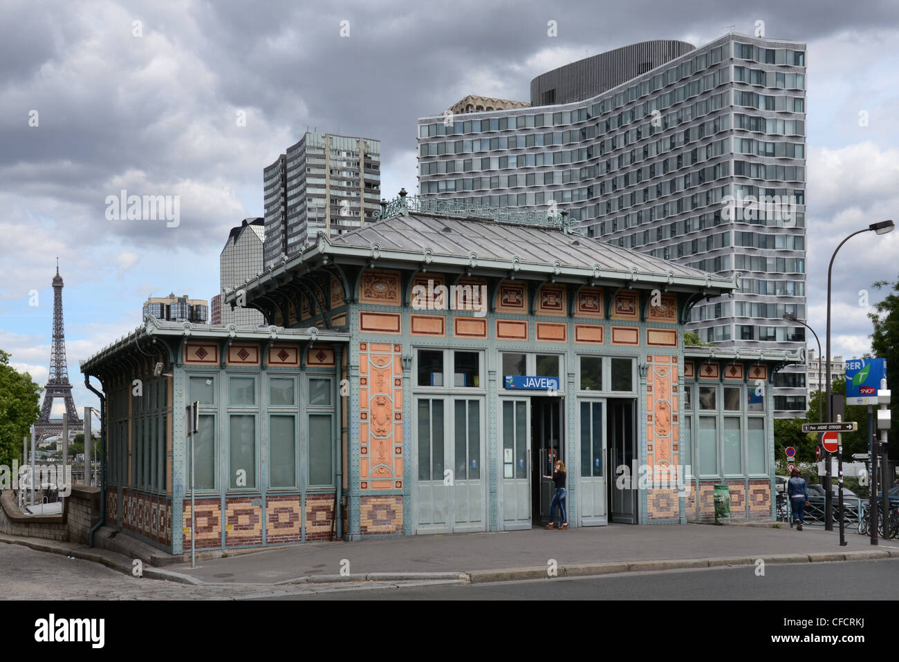 Javel RER stazione dal Pont Mirabeau sul Quai André Citroen dalla Senna nel XV arrondissement di Parigi, Francia. Foto Stock