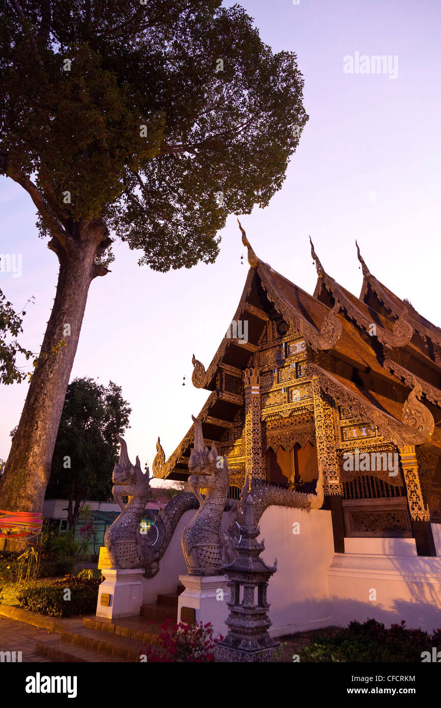 Edificio templare Viharn Luang nella luce della sera, Wat Chedi Luang, Chiang Mai, Thailandia, Asia Foto Stock