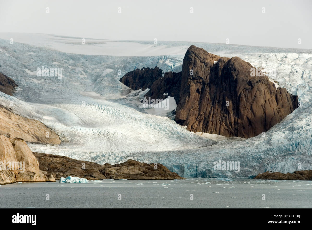 Uscita ghiacciai scendono dai principali lastra di ghiaccio lungo il lato nord di Prins Christian Sund, punta meridionale della Groenlandia, Groenlandia Foto Stock