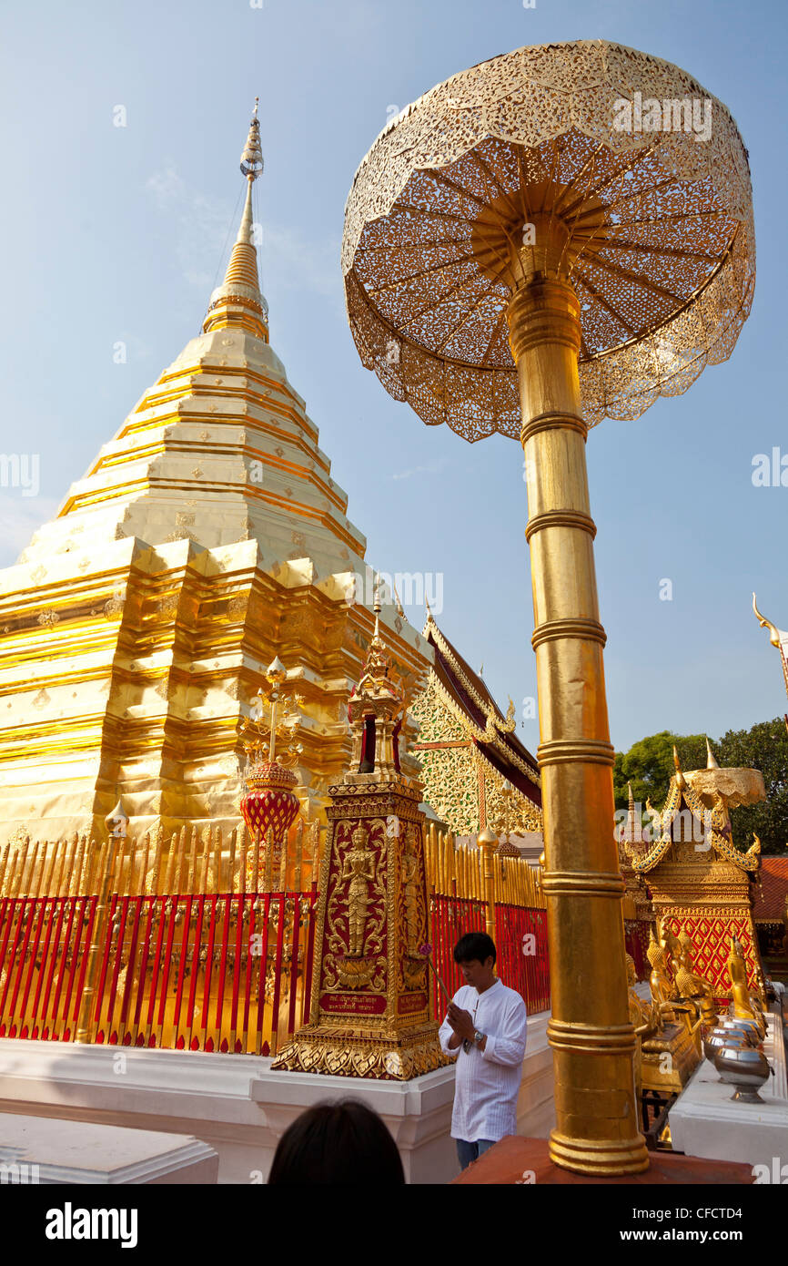 Wat Doi Suthep, uomo a camminare intorno alla pagoda dorata, tempio buddista su una montagna, Chiang Mai, Thailandia, Asia Foto Stock