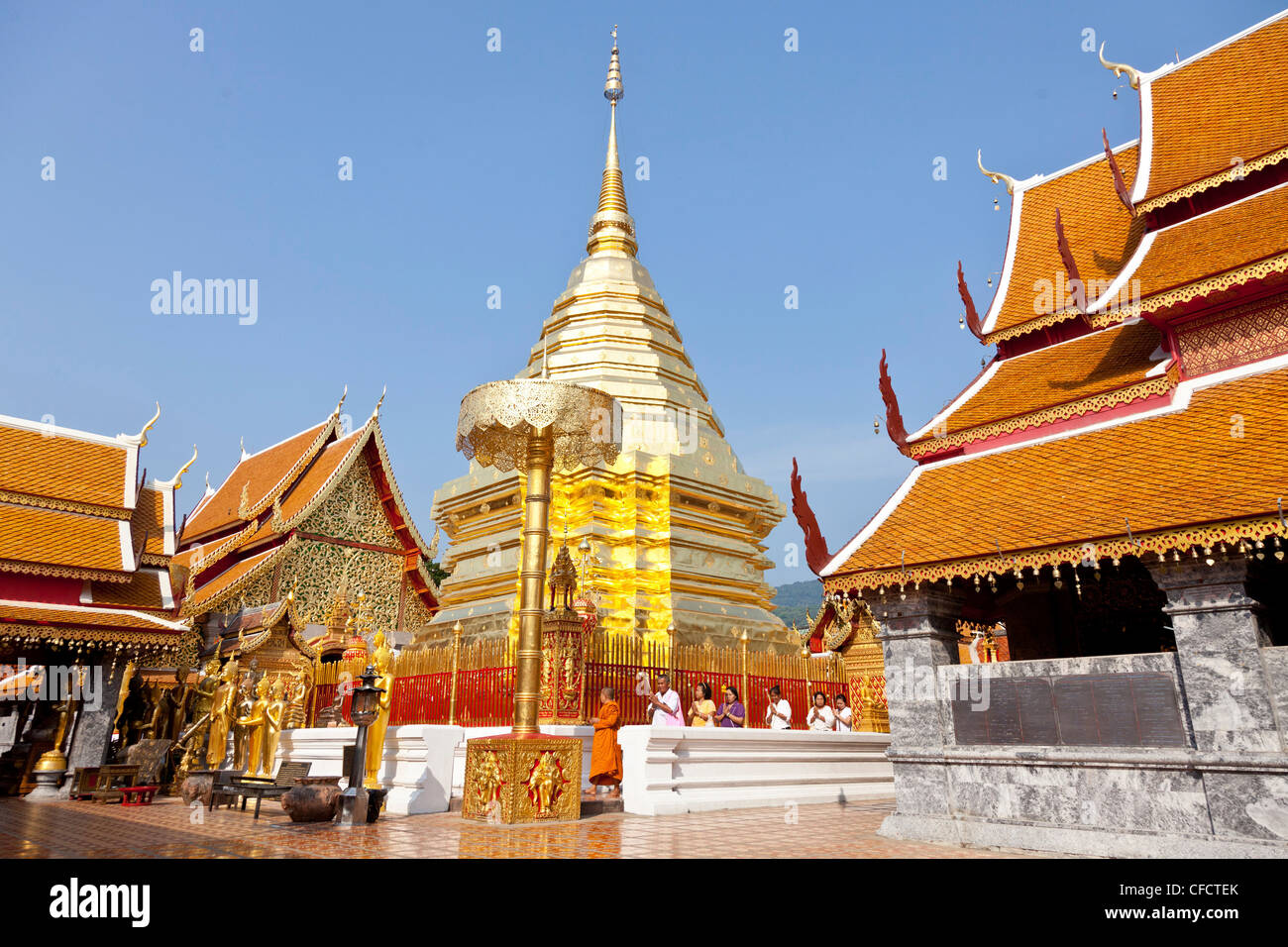 Wat Doi Suthep, gruppo di persone a seguito di un monaco intorno alla pagoda dorata, tempio buddista su una montagna, Chiang Mai, Thailandia, Foto Stock