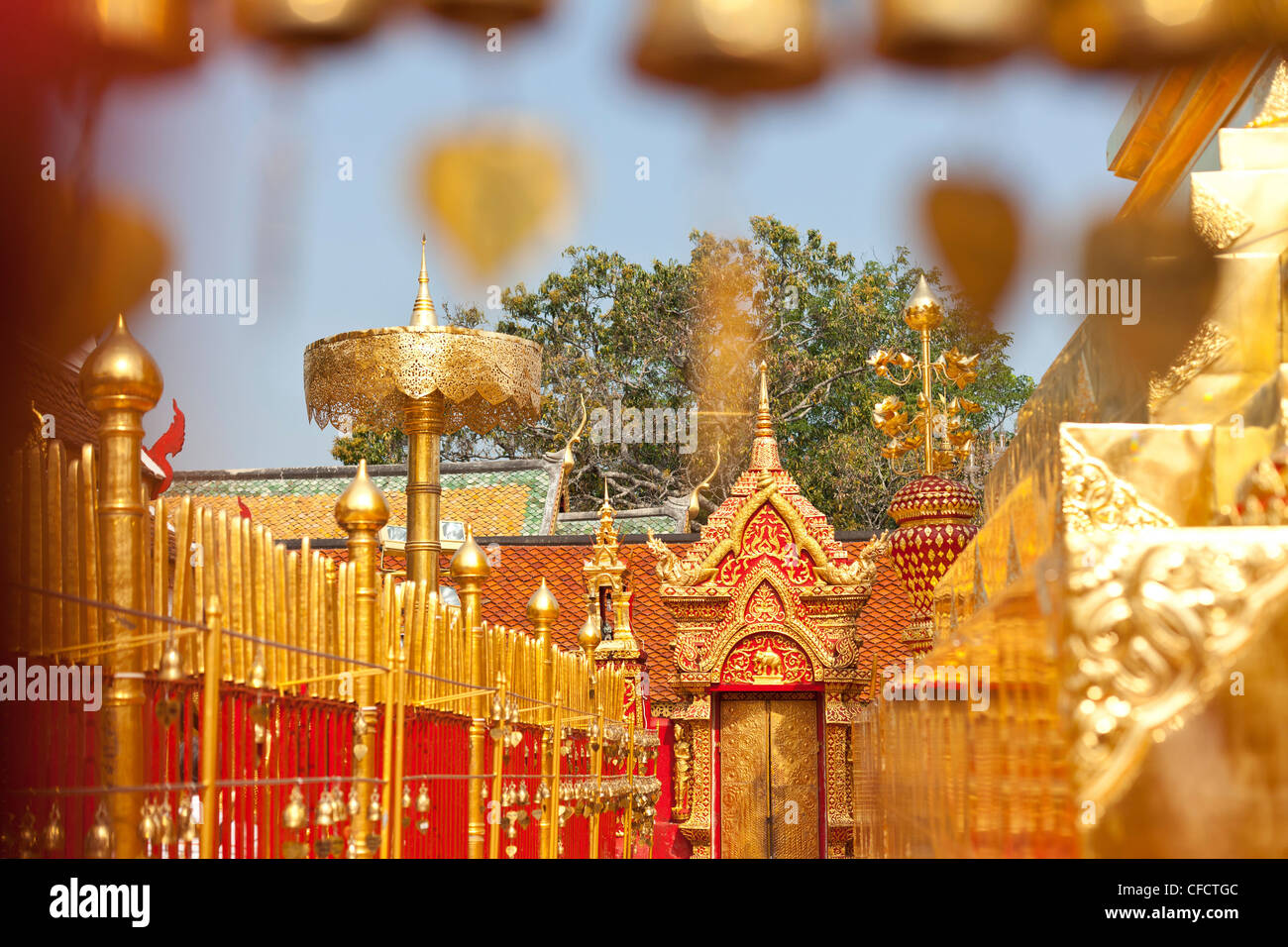 Wat Doi Suthep, Golden Gate e schermo, tempio buddista su una montagna, Chiang Mai, Thailandia, Asia Foto Stock