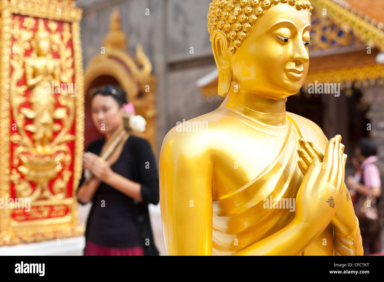 Wat Doi Suthep, golden statua del Buddha di fronte donna buddista, Chiang Mai, Thailandia, Asia Foto Stock