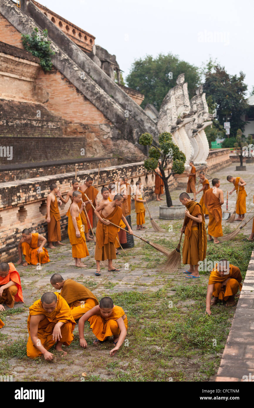 Novizi ripulire il tempio motivi, Wat Chedi Luang, Chiang Mai, Thailandia, Asia Foto Stock