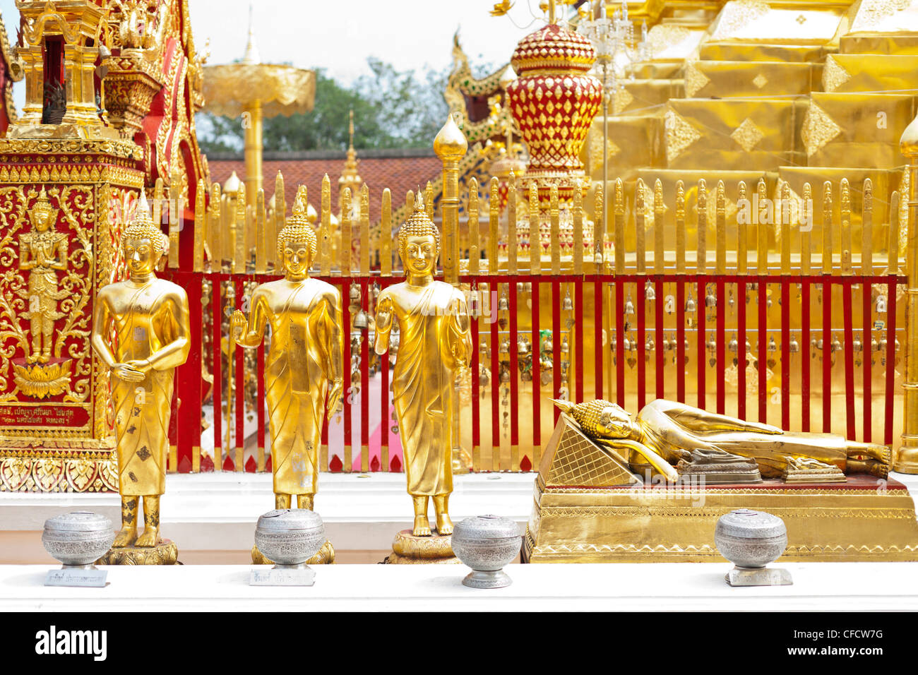 Wat Doi Suthep, Golden Statue di Buddha in piedi e giacente, tempio buddista su e montagna, Chiang Mai, Thailandia, Asia Foto Stock