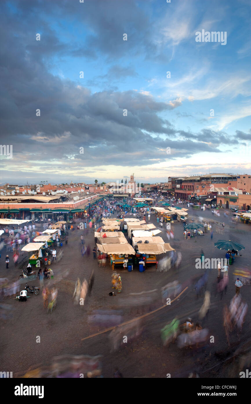 Vista su Djemaa el Fna al crepuscolo con foodstalls e folle di persone a Marrakech, Marocco, Africa Settentrionale, Africa Foto Stock