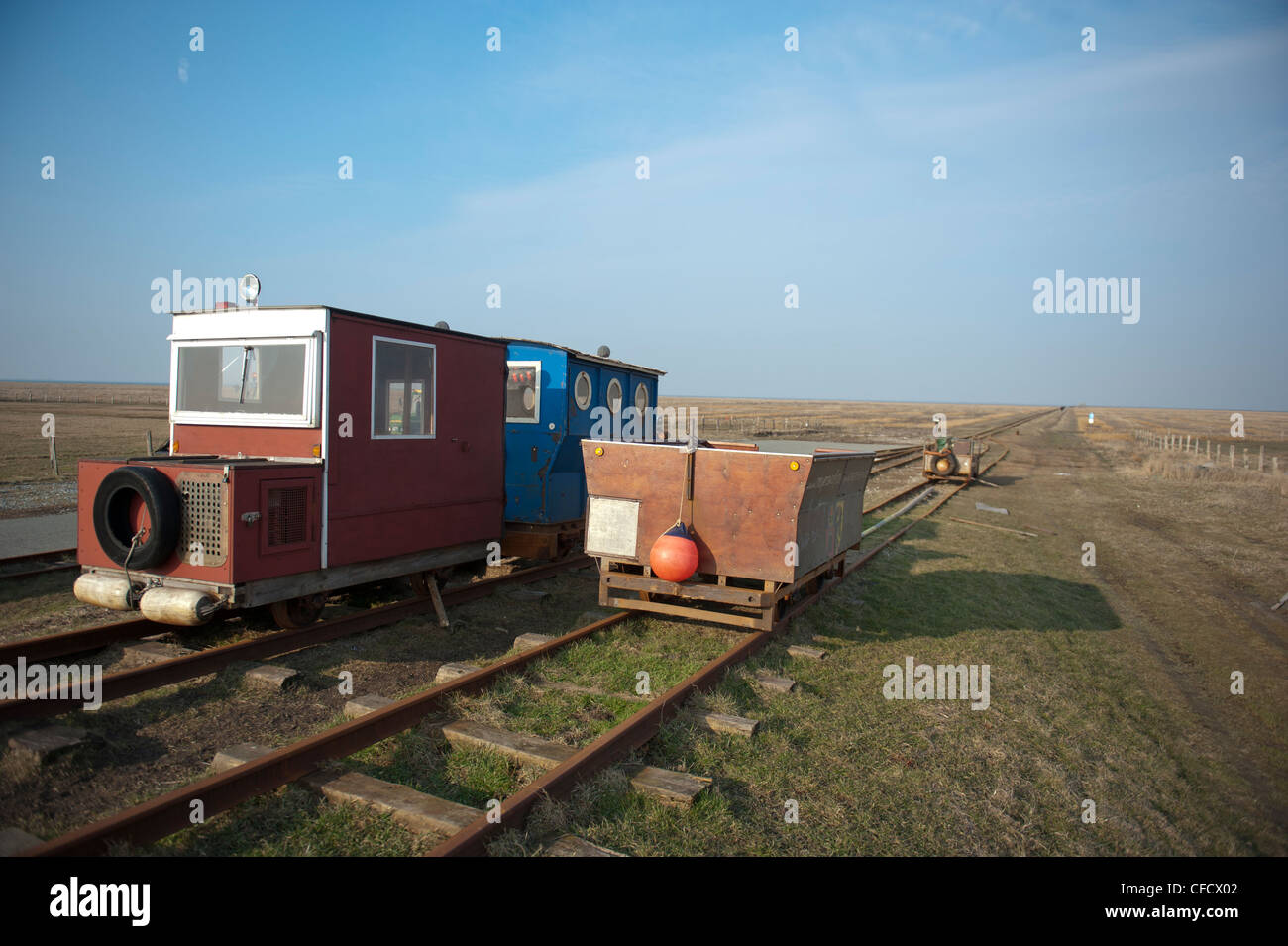 Carro ferroviario che collega Hallig Langeneß a Hallig Oland e la terraferma, utilizzati per il trasporto di merci e di passeggeri attraverso il Mare del Nord Foto Stock