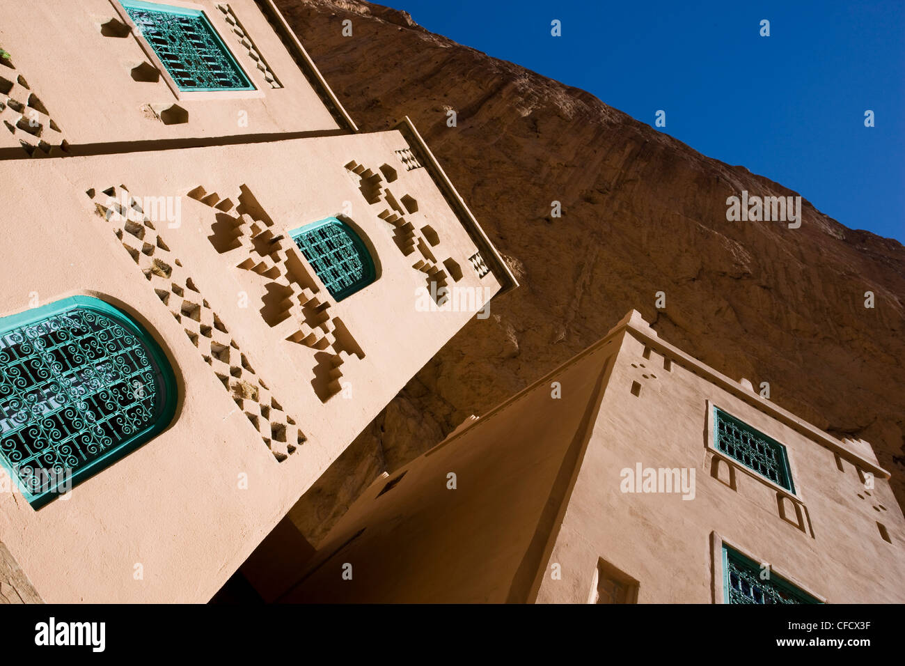 Le pareti dell'Hotel Jasmina contro le pareti torreggianti del Todra Gorge vicino a Tinerhir, Marocco, Africa Settentrionale, Africa Foto Stock