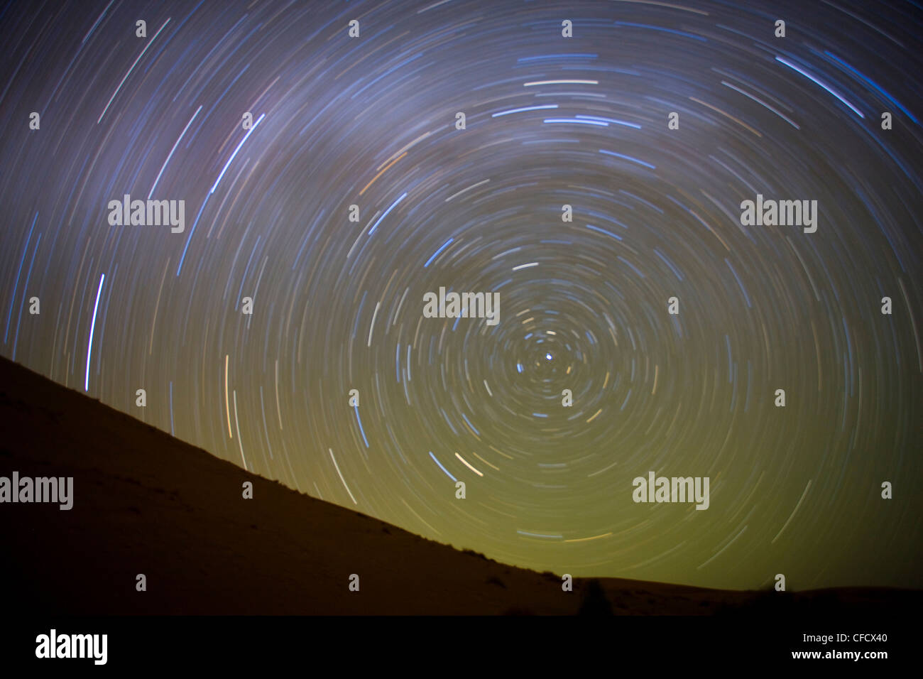 Tracce stellari attorno alla stella polare (Polaris), il Sahara Deserto vicino a Merzouga, Marocco Foto Stock