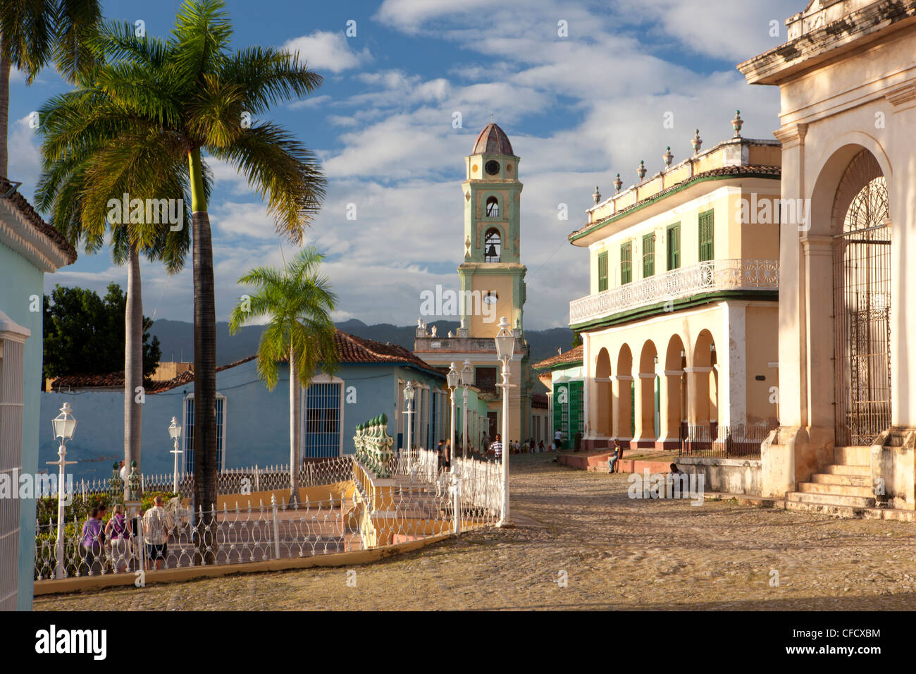 Vista su Plaza Mayor verso la torre di Iglesia y Convento de San Francisco, Trinidad, Cuba, West Indies Foto Stock