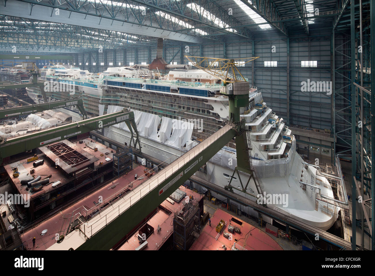 Cruiser in costruzione nel bacino di carenaggio, Meyer Werft, Papenburg, Bassa Sassonia, Germania Foto Stock