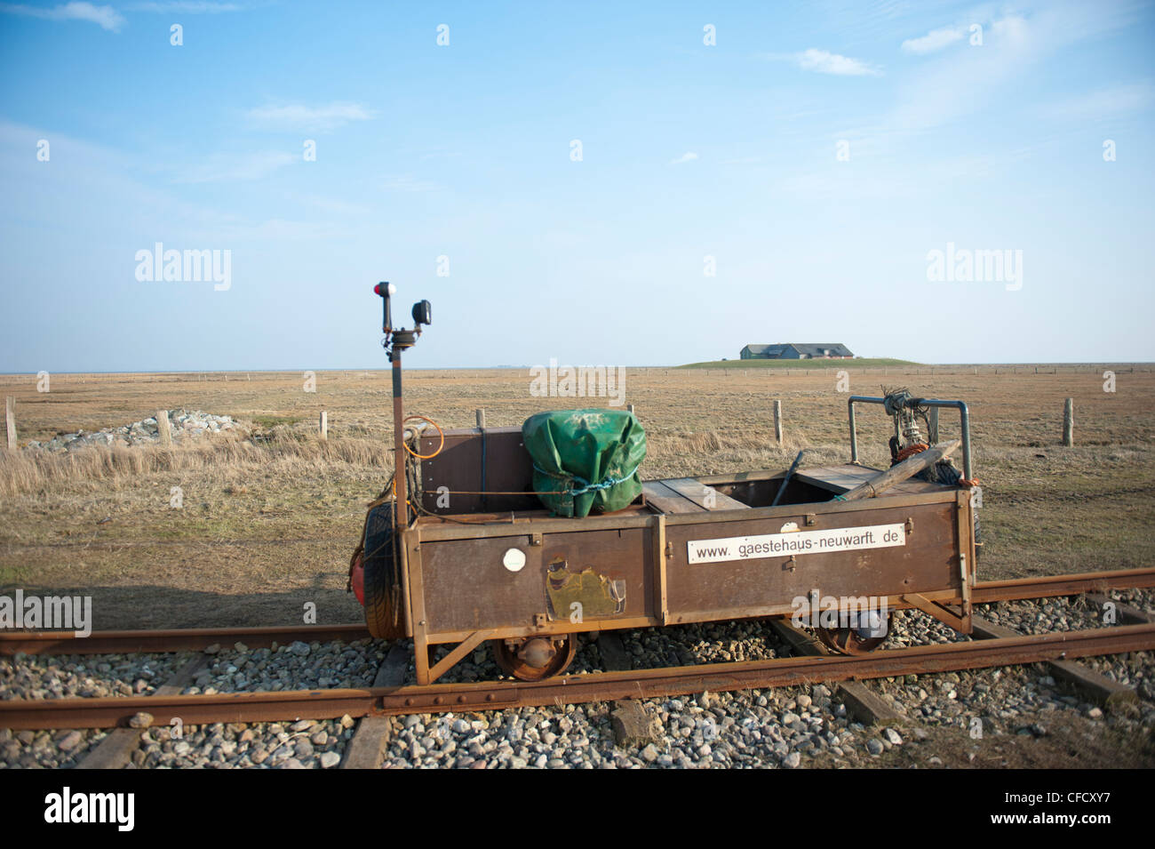 Carro ferroviario che collega Hallig Langeneß a Hallig Oland e la terraferma, utilizzati per il trasporto di merci e di passeggeri attraverso il Mare del Nord Foto Stock