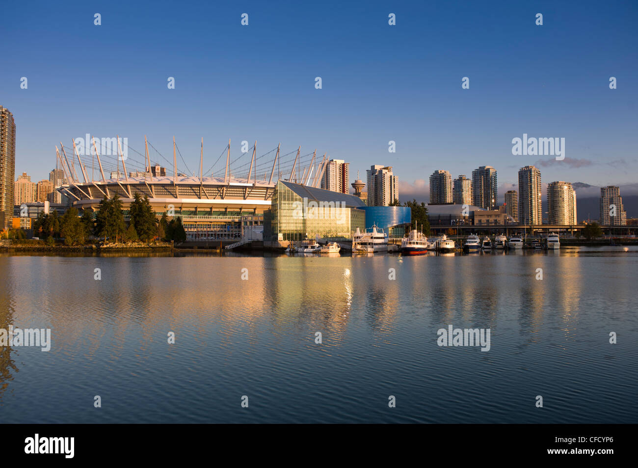 Skyline della città con il nuovo tetto apribile su BC Place Stadium, False Creek, Vancouver, British Columbia, Canada Foto Stock