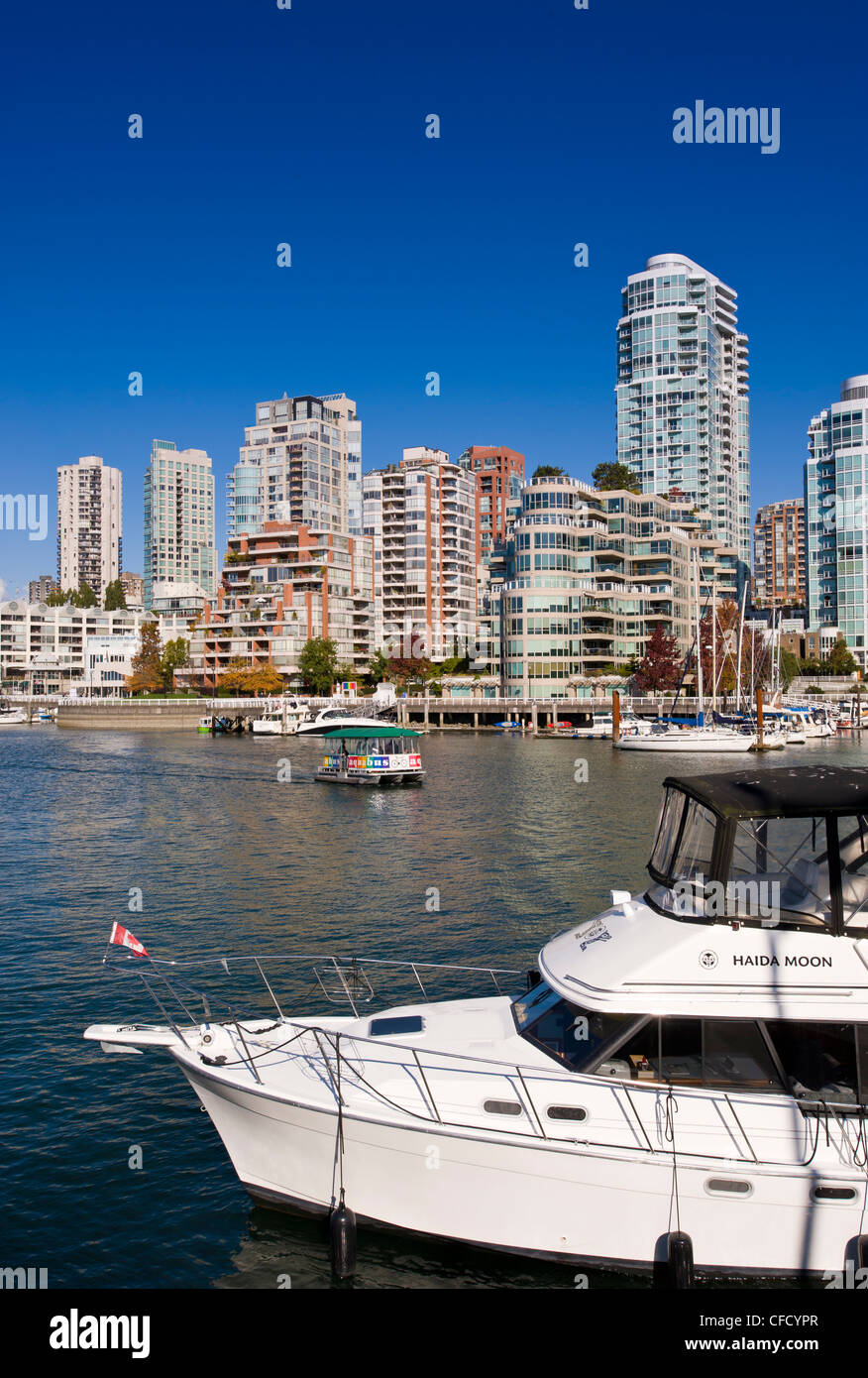 Yacht, Aquabus Ferry ed edifici, False Creek, Vancouver, British Columbia, Canada Foto Stock