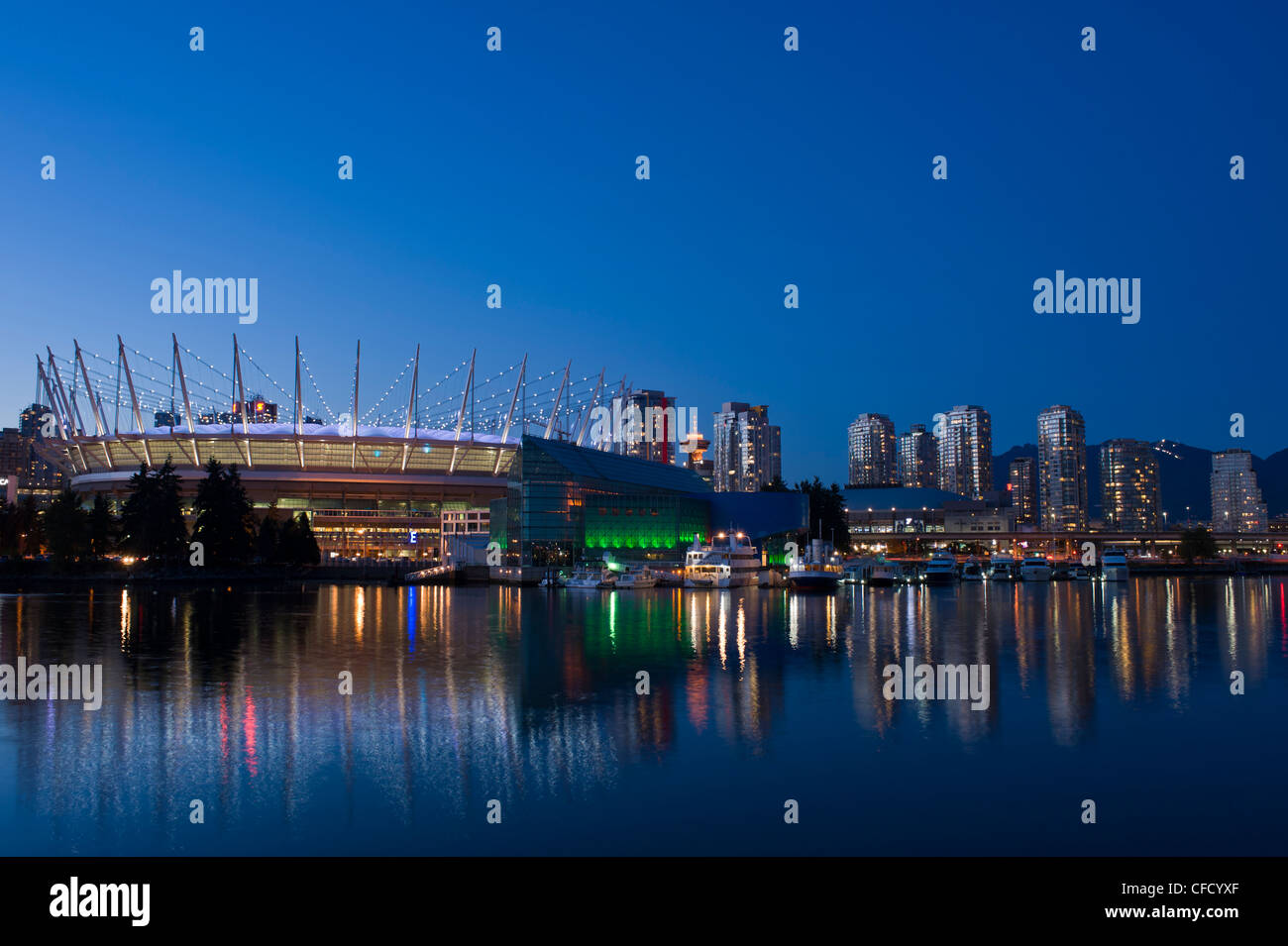 Skyline della città con il nuovo tetto apribile su BC Place Stadium, False Creek, Vancouver, British Columbia, Canada Foto Stock