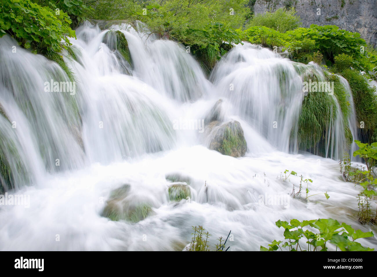Cascate di schiumatura, il Parco Nazionale dei Laghi di Plitvice (Plitvicka jezera), il Sito Patrimonio Mondiale dell'UNESCO, Lika-Senj Affitto County, Croazia, Europa Foto Stock