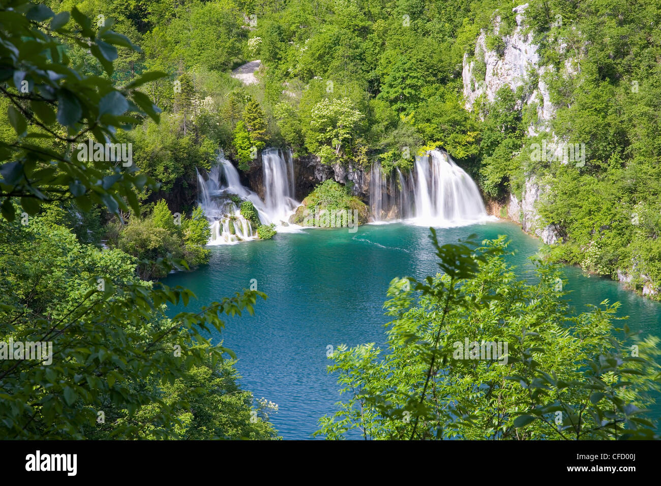 Vista dal percorso in collina, testa di Milanovac Lake, il Parco Nazionale dei Laghi di Plitvice (Plitvicka jezera), Lika-Senj Affitto County, Croazia Foto Stock