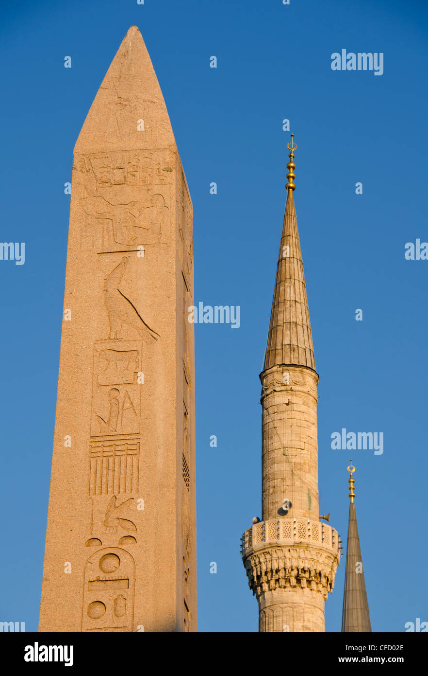 Pilastro egiziano e spire dalla Moschea del Sultano Ahmed, (Moschea Blu), Istanbul, Turchia Foto Stock