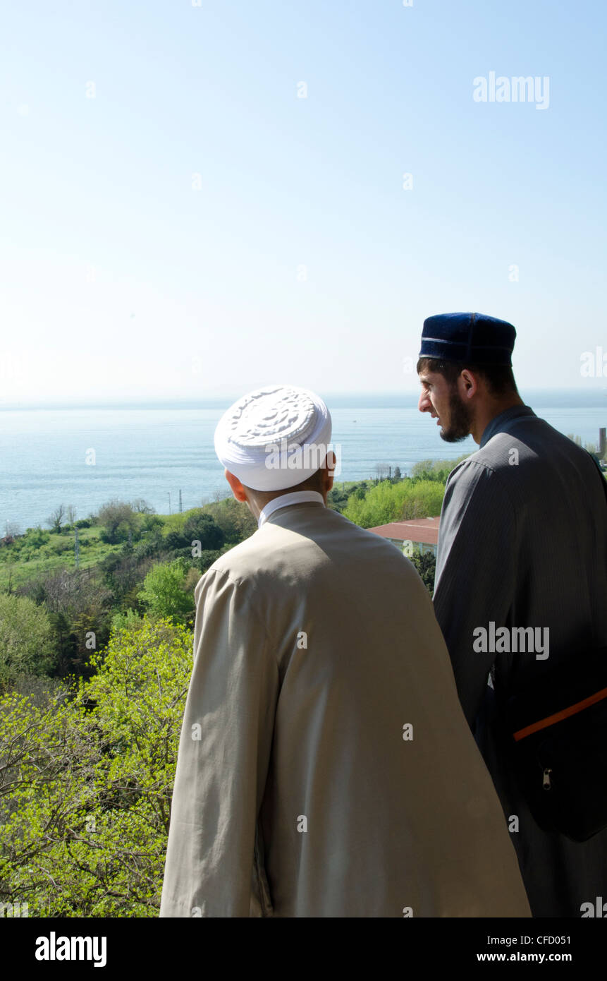 I visitatori con testa islamica marcia a Palazzo Topkapı, Istanbul, Turchia Foto Stock
