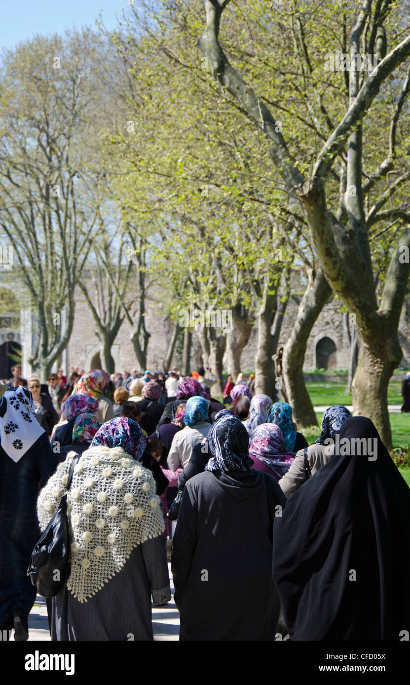 Le donne turche con sciarpe per motivi di Topkapı Palace, Istanbul, Turchia Foto Stock