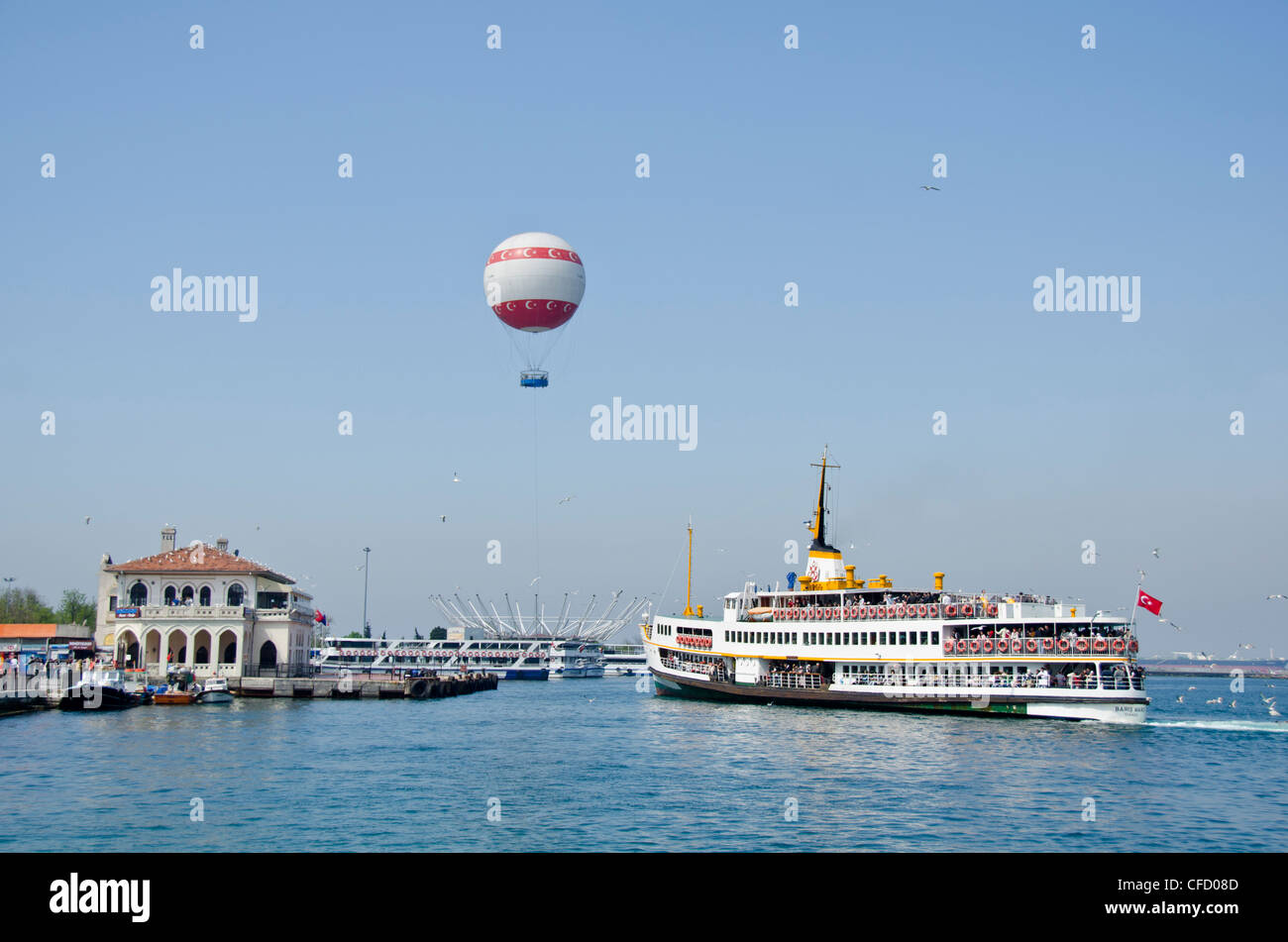 Traghetto e visite turistiche palloncino, Kadiköy, lato Asiatico del Bosforo, Istanbul, Turchia Foto Stock