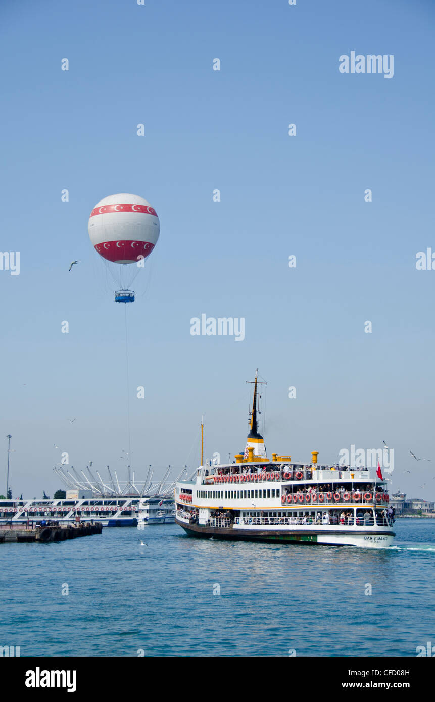 Traghetto e visite turistiche palloncino, Kadiköy, lato Asiatico del Bosforo, Istanbul, Turchia Foto Stock