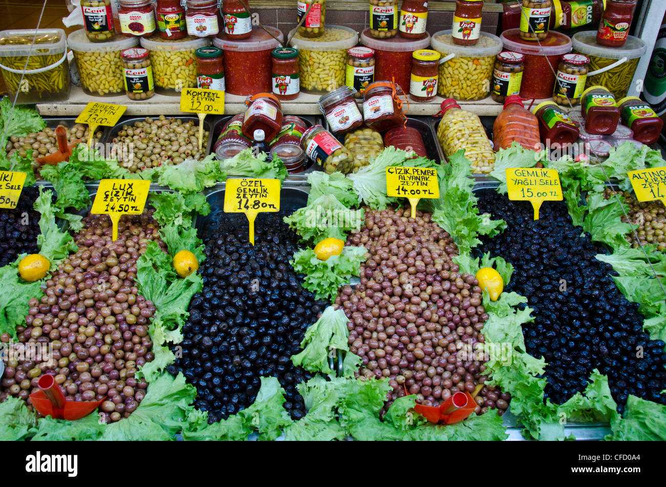 Olive dispaly al mercato a Kadikoy, lato Asiatico del Bosforo, Istanbul, Turchia Foto Stock